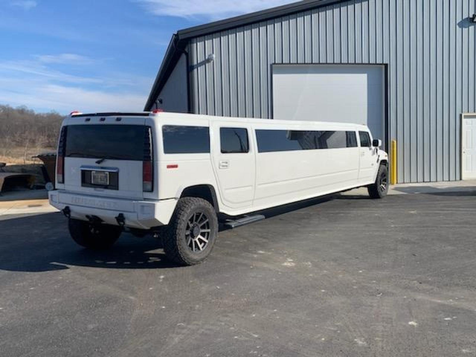 2005 White /White/Black Hummer H2 , located at 1725 US-68 N, Bellefontaine, OH, 43311, (937) 592-5466, 40.387783, -83.752388 - Photo #17